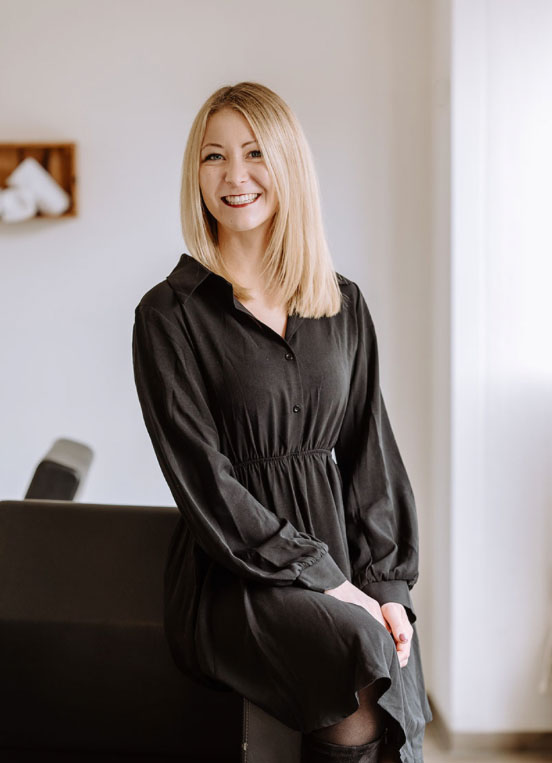 Friseur Salon Julia, Uffing am Staffelsee, Julia Dahn Friseur Salon Julia, Uffing am Staffelsee, Portrait Julia Dahn, Inhaberin, Friseurmeisterin, Staatlich anerkannte Colorationsexpertin, Diplom Blond-Spezialistin