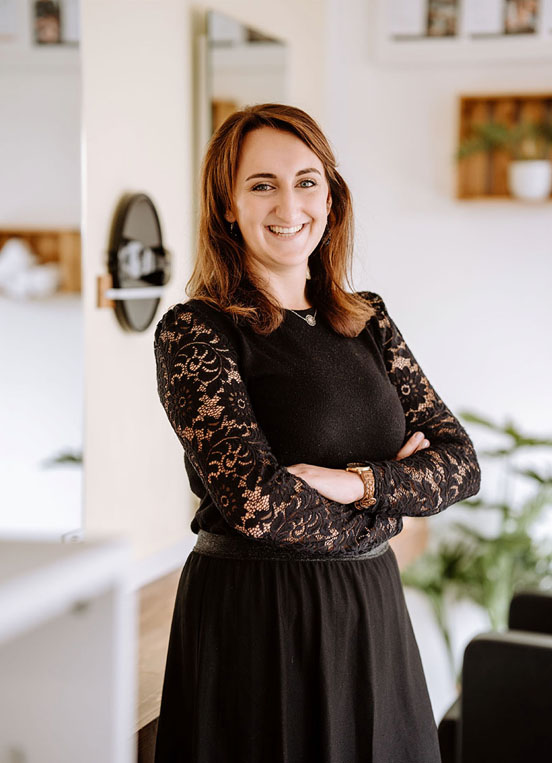 Friseur Salon Julia, Uffing am Staffelsee, Vroni Friseur Salon Julia, Uffing am Staffelsee, Portrait Vroni, Friseurmeisterin, Diplom Blondspezialistin, Naturlockenprofi